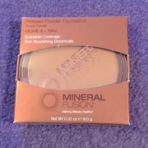 Mineral Fusion Pressed Powder Foundation, Olive 4-Tan